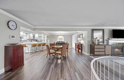 College Place Maison | The Lilac Suite - Private Outdoor Deck, Newly Renovated, 3 miles to downtown WW