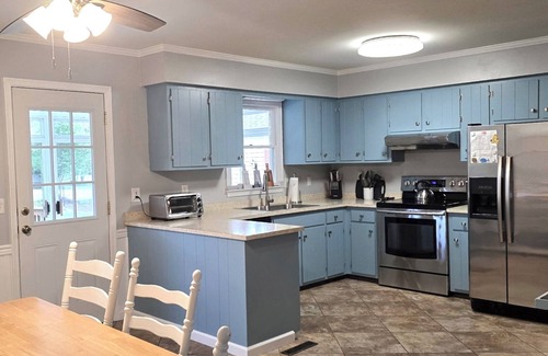 Red Mill Pond Maison | The Lilly Pad: Big fenced in yard, close to beaches, kayaking and more!