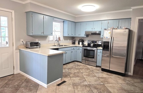 Red Mill Pond Maison | The Lilly Pad: Big fenced in yard, close to beaches, kayaking and more!