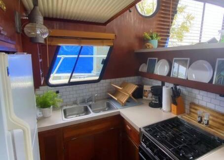 Sabula Location De Bateaux | The Lily Pad Boatel Houseboat