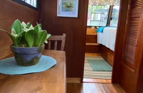 Sabula Location De Bateaux | The Lily Pad Boatel Houseboat