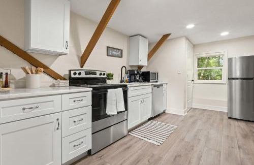 Leinkauf Appartement | The Lily Pad Modern Cottage In The City