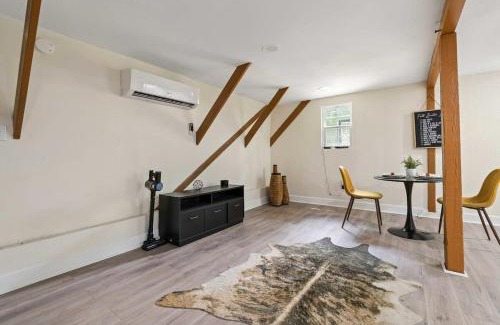 Leinkauf Appartement | The Lily Pad Modern Cottage In The City