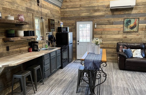 Mountain View Maison | The Little Barn on the Hill...NEW! min. from town. Great back porch view w/ Loft