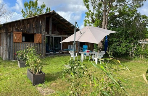 Le Porge Chalet De Ski | La petite cabane bleue planquée dans la prairie