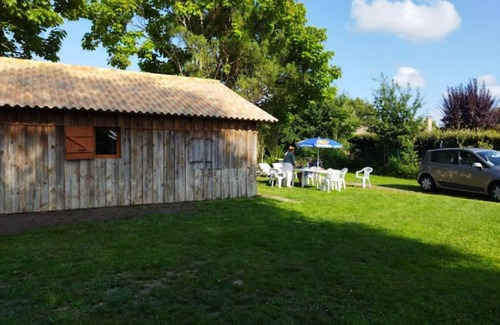 Le Porge Chalet De Ski | La petite cabane bleue planquée dans la prairie