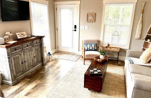 Pottsboro Maison | The Little Getaway-Sleeps 4, Firepit, Pet friendly
