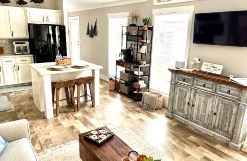 Pottsboro Maison | The Little Getaway-Sleeps 4, Firepit, Pet friendly