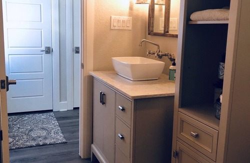 Boerne Maison | La petite grange rouge en ville