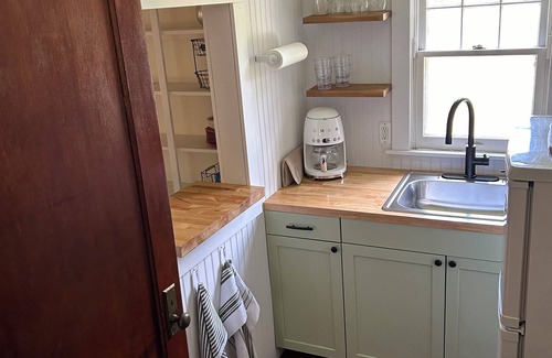 Baiting Hollow Cottage | The Little Red Cottage - A cozy home steps away from private beach & wine trail.