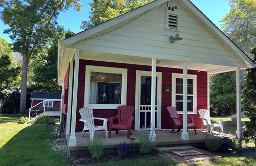 Baiting Hollow Cottage | The Little Red Cottage - A cozy home steps away from private beach & wine trail.