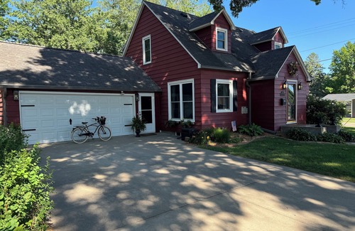 Grundy Center Maison | The Little Red Cottage is 1-bedroom on Main Level with access to the main floor
