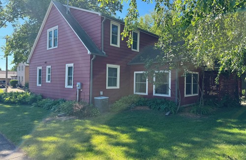 Grundy Center Maison | The Little Red Cottage is 1-bedroom on Main Level with access to the main floor