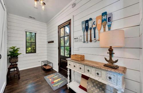 Crane Hill Maison | The Locklyn - Smith Lake Waterfront Views with Dock