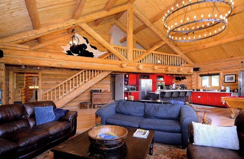 Crested Butte Maison | "The Lodge" 5BD/5BA, hot tub, pet friendly!