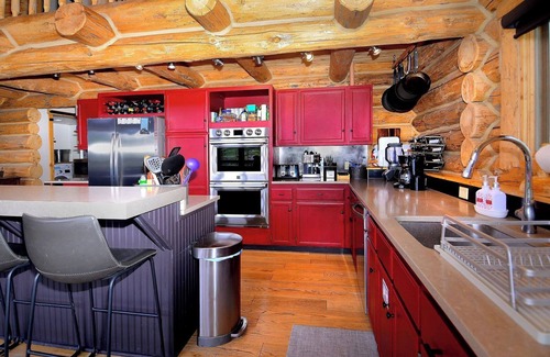 Crested Butte Maison | "The Lodge" 5BD/5BA, hot tub, pet friendly!