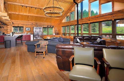 Crested Butte Maison | "The Lodge" 5BD/5BA, hot tub, pet friendly!