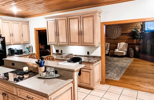 Oakland Cabine | The Lodge at Enid LakennOxford, MS Retreat and Enid Lake fishing lodge