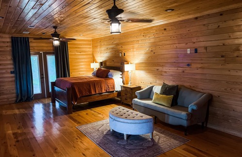 Oakland Cabine | The Lodge at Enid LakennOxford, MS Retreat and Enid Lake fishing lodge