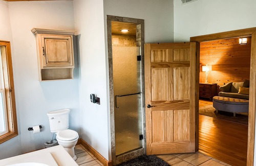 Oakland Cabine | The Lodge at Enid LakennOxford, MS Retreat and Enid Lake fishing lodge
