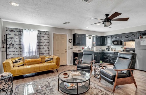 Quitman Maison | The Lodge. Modern comfort at Lake Fork. Full Kitchen.