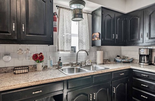 Quitman Maison | The Lodge. Modern comfort at Lake Fork. Full Kitchen.