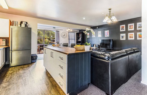 Waikawa Bay Maison | The Lodge - Picton Holiday Home