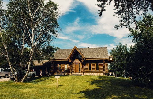 East Central Saskatchewan Maison | The Lodge--Unique log home on the banks of the river