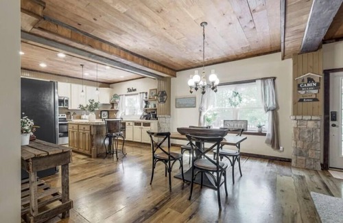 Cottontown Cabine | The Log Palace Private Guest Suite by RedAwning