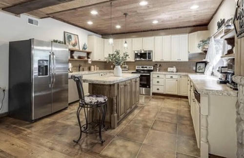 Cottontown Cabine | The Log Palace Private Guest Suite by RedAwning