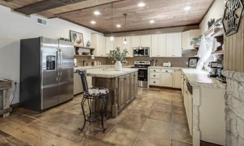 Cottontown Maison | The Log Palace Private Guest Suite cabin