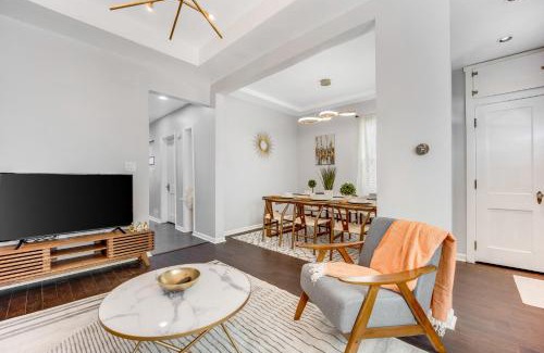 Avondale Maison | The Logandale: HUGE Mid-Century Home, sleeps 15