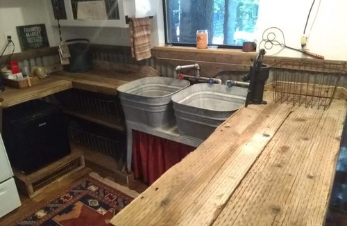 Canton Cabine | Cabane récemment rénovée dans les bois avec cheminée et murales