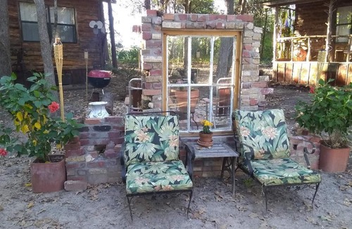 Canton Cabine | Cabane récemment rénovée dans les bois avec cheminée et murales