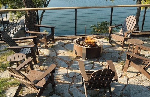 Lake Bridgeport Maison | The Lookout at Lakewood, Lakefront Paradise with Ultimate Entertainment, Hot Tub and Dock