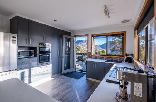 Coles Bay Maison | The Lookout ~ Large family house with views
