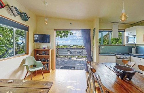 Nelson Maison | The Lookout - Lovely home with views over the city to the beautiful Tasman Bay!
