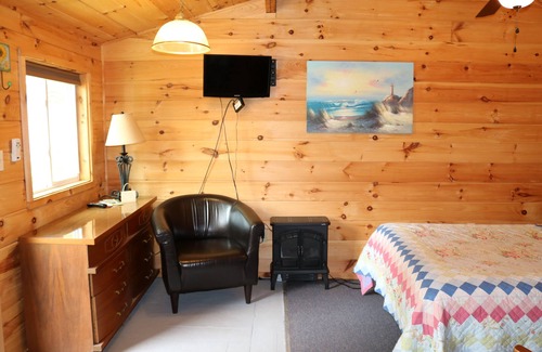Alton Cabine | Les murs doublés de nid d'amour Pine 1 cabine d'efficacité de la chambre # 4