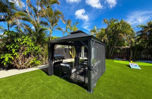 Flagami Villa | The LuxeLanding MIA- Swimming pool, Oasis Lounge, Mini Golf, BBQ and Hibachi Grill , and Outdoor Games