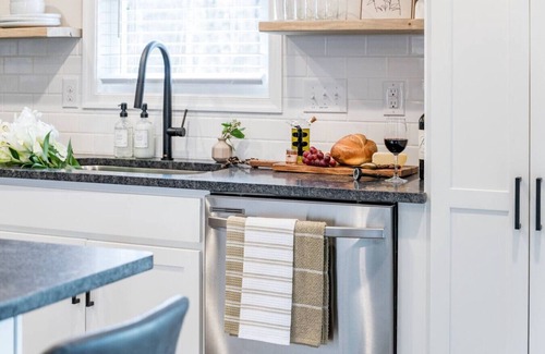 Madison Heights Appartement | The Madison, 5 Minutes to Downtown, Firepit and Deck!