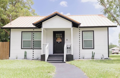 Cuero Maison | The Main St House-Charming 2-bedroom home, fitness room in peaceful Cuero