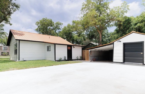 Cuero Maison | The Main St House-Charming 2-bedroom home, fitness room in peaceful Cuero