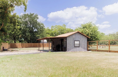 Cuero Maison | The Main St House-Charming 2-bedroom home, fitness room in peaceful Cuero
