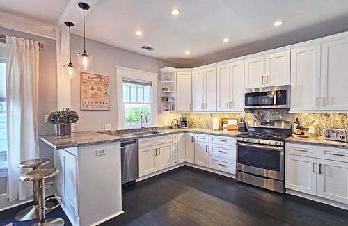 East Side Maison | The Manhattan, 3BR/2Bath, Spacious Craftsman in Grant Park/ATL, Screened Porched