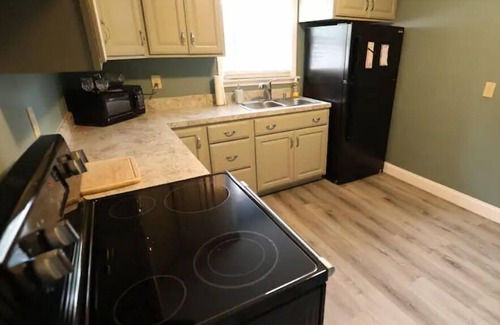 Niagara Falls Appartement | The Maria Two Bedroom LOWER, close to Falls & Casino!