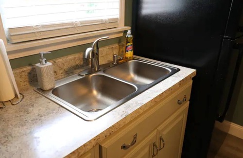 Niagara Falls Appartement | The Maria Two Bedroom LOWER, close to Falls & Casino!