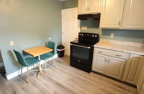 Niagara Falls Appartement | The Maria Two Bedroom LOWER, close to Falls & Casino!