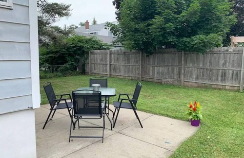 Niagara Falls Appartement | The Maria Two Bedroom LOWER, close to Falls & Casino!