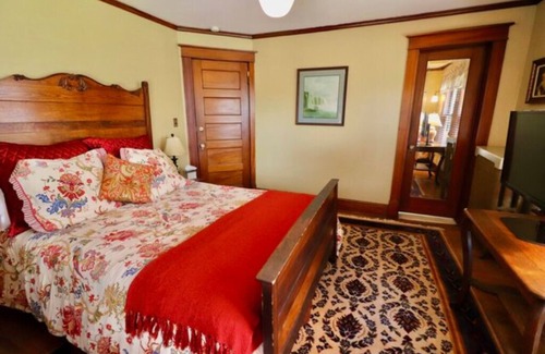 Downtown Niagara Falls Lit Et Petit-Déjeuner | The Marshall Room w/ queen bed