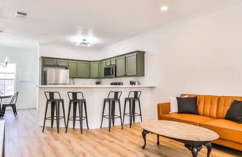 North Overton Appartement | The Matador Flat - 2BR/2.5BA - Sleeps 6